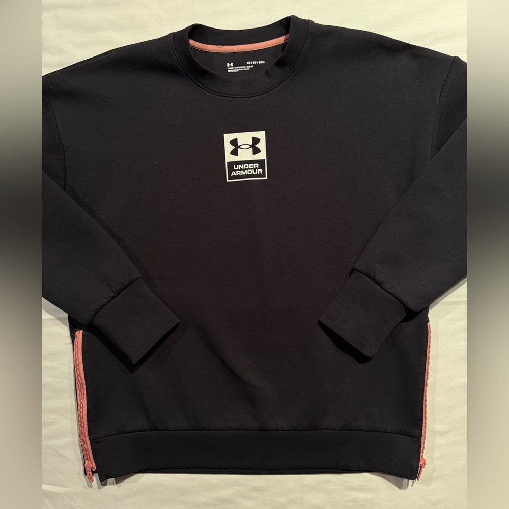 Under Armour Women's Oversize Crew sweatshirt in black‎ with pink accents